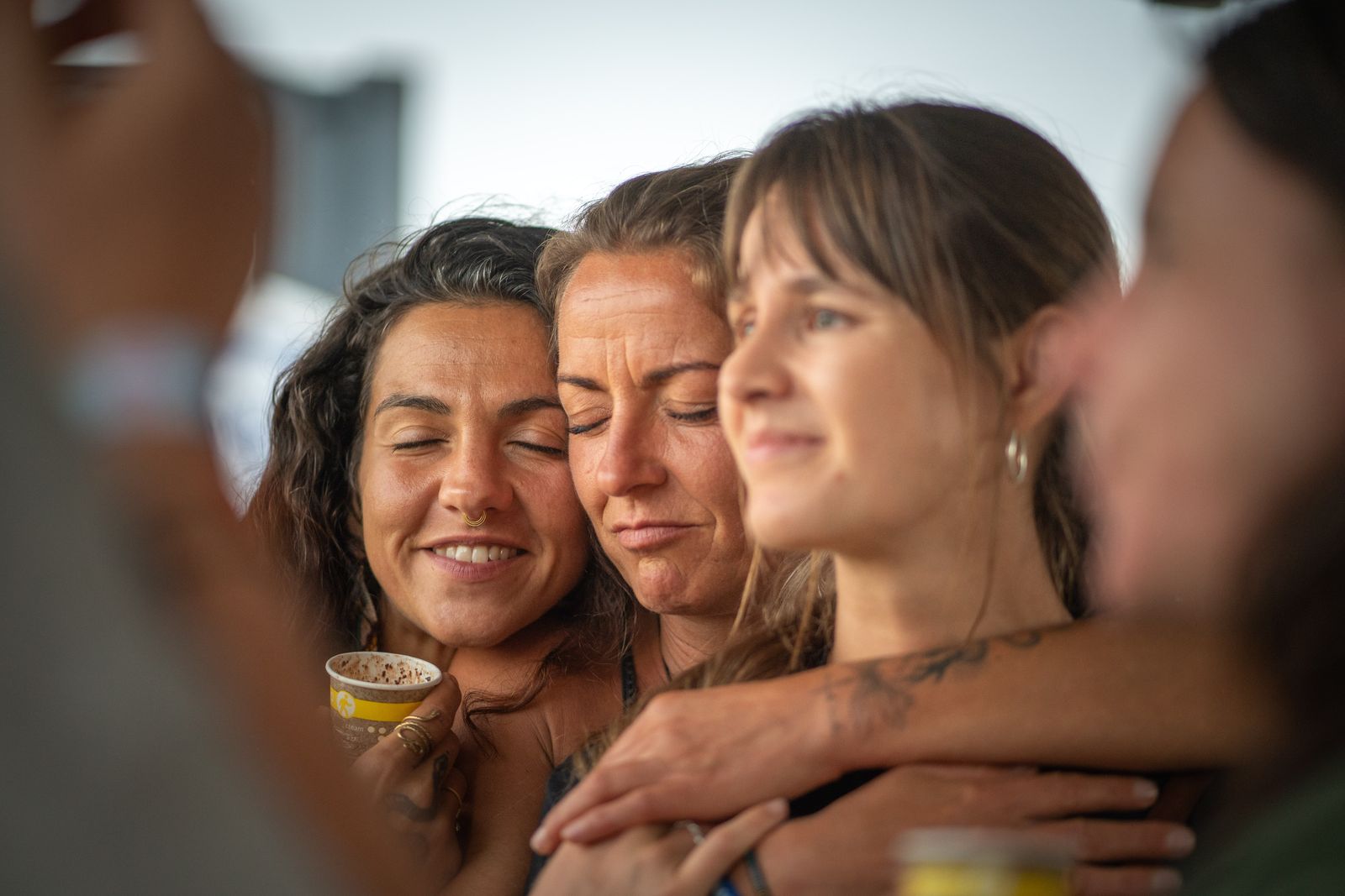 Drei Frauen in inniger Umarmung