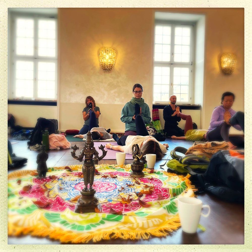 Blumenmandala im Saal
