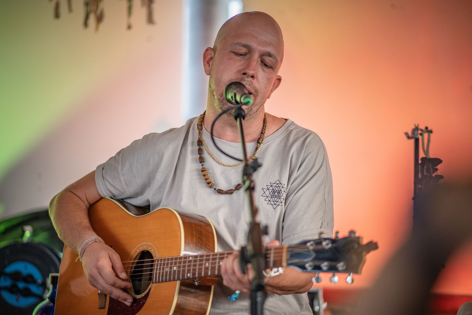 Live-Musik mit Gitarre am Abend
