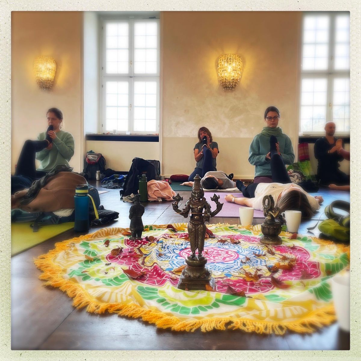 Festival-Altar mit Blumenmandala