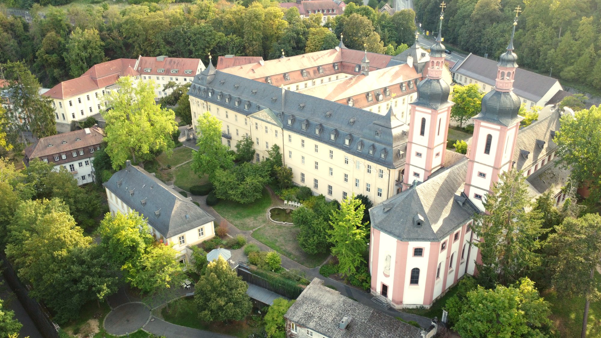 Kloster Oberzell am Main aus der Luft
